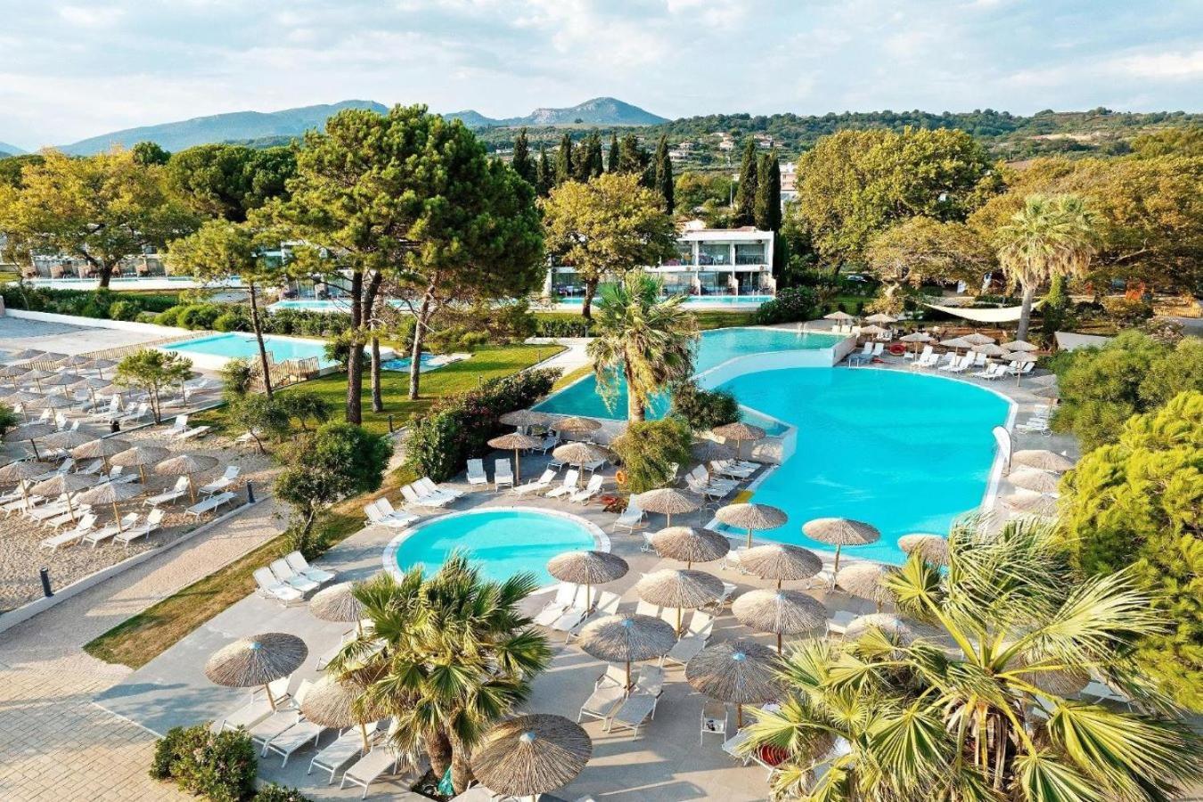Ninos Grand Beach Resort Kastrosikia Eksteriør billede
