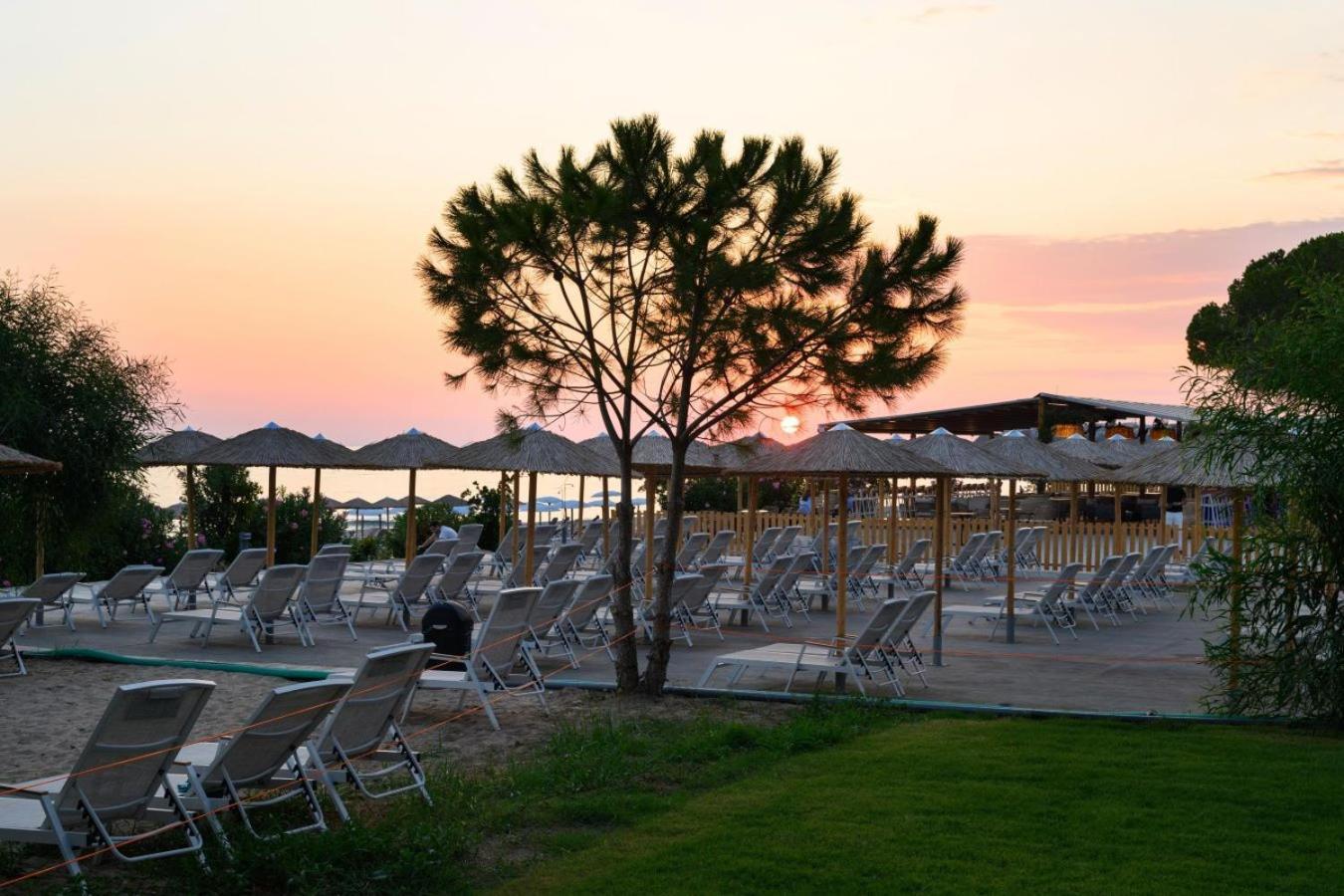 Ninos Grand Beach Resort Kastrosikia Eksteriør billede