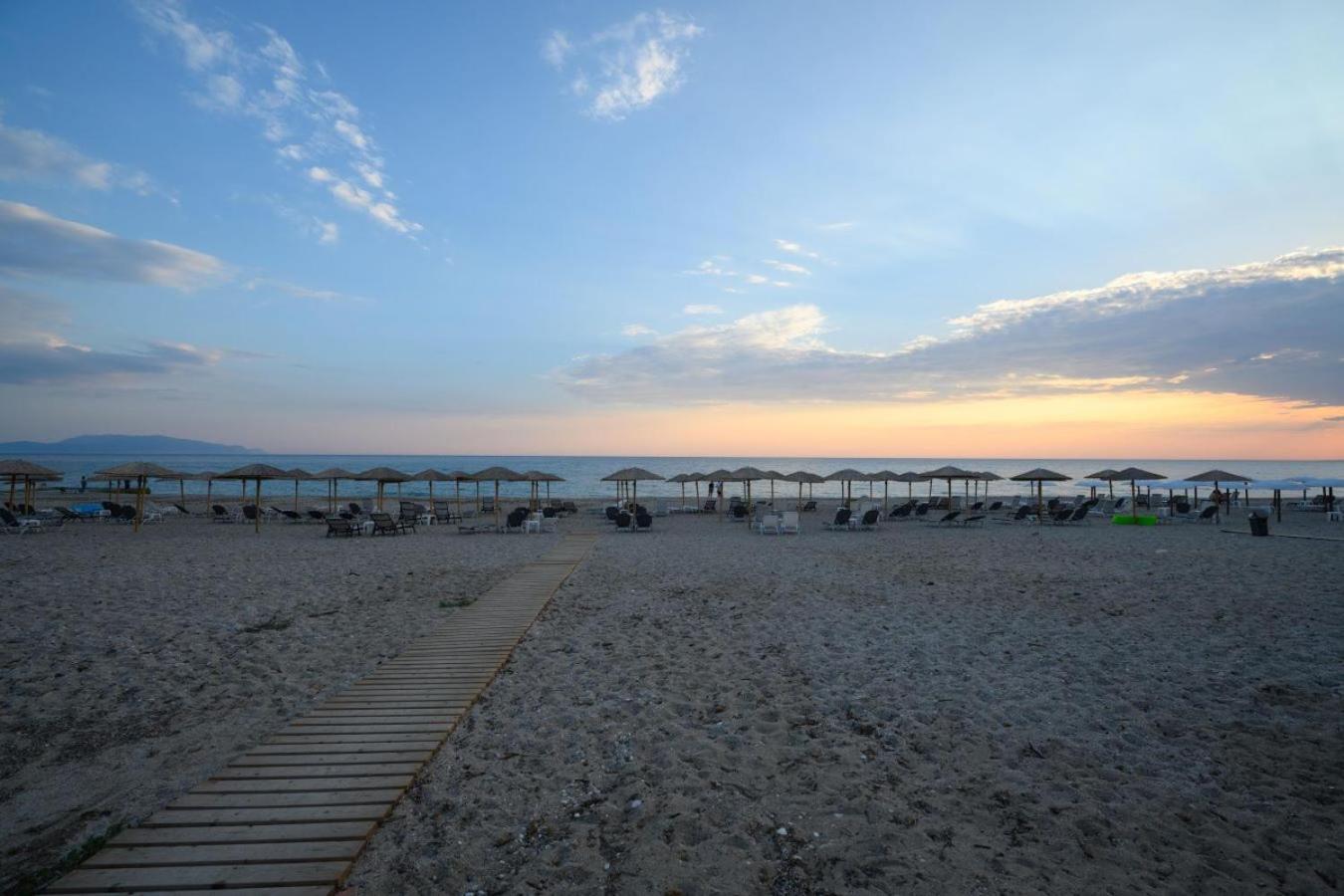 Ninos Grand Beach Resort Kastrosikia Eksteriør billede