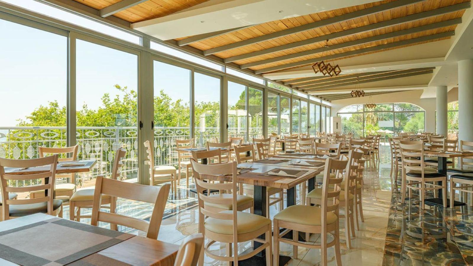 Ninos Grand Beach Resort Kastrosikia Eksteriør billede