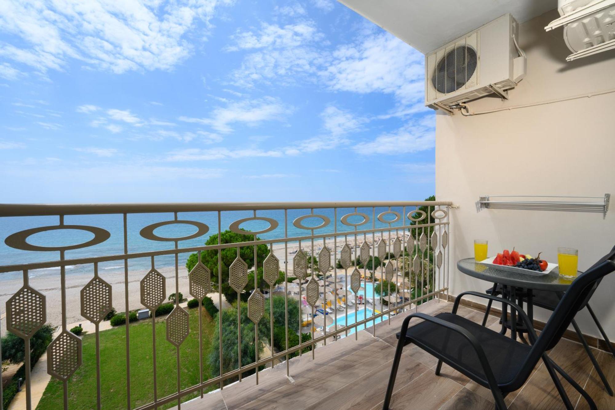 Ninos Grand Beach Resort Kastrosikia Eksteriør billede
